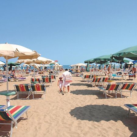 Hotel Elvia Lignano Sabbiadoro Bagian luar foto