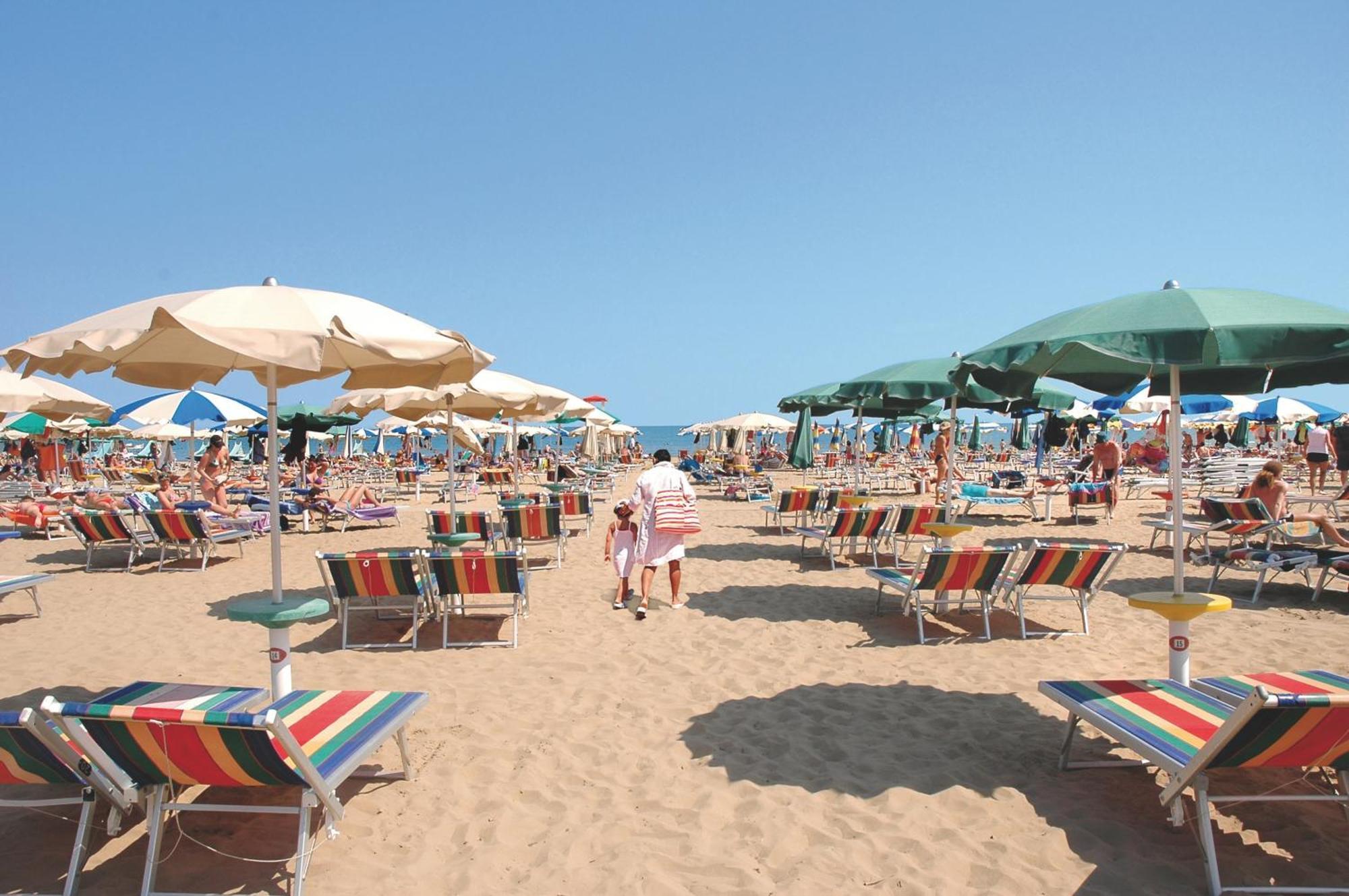 Hotel Elvia Lignano Sabbiadoro Bagian luar foto